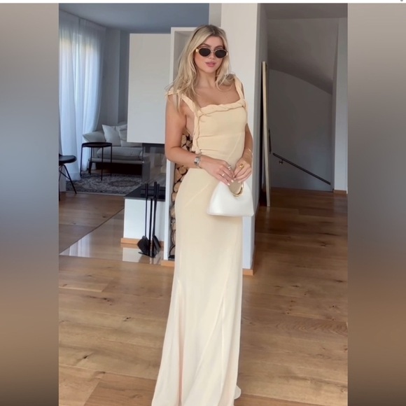 ❌SOLD❌H&M Studio Collection TWIST-DETAIL CRINKLED DRESS in Pastel Yellow - Picture 5 of 16